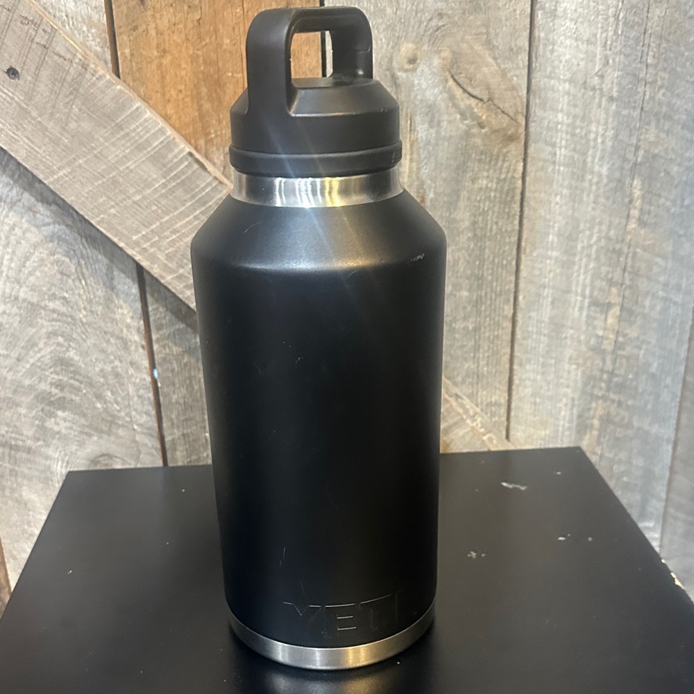 Yeti 64 oz Matte Black Insulated Stainless Bottle with Loop Cap